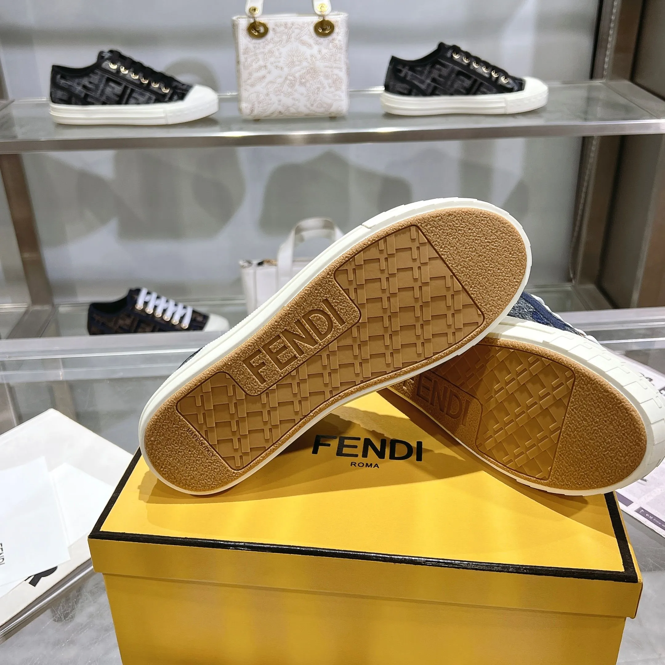 Couple style 💰460❤️Fendi Fendi's latest couple canvas shoes ❑ Fabric: Original customized imported jacquard canvas material ❑ Inner lining: Imported canvas material ❑ Sole: Original molded non-slip TPU outsole ❑ Bottom thickness: 2.5cm ❑ Size: Women's 35-40/Men's 39-45